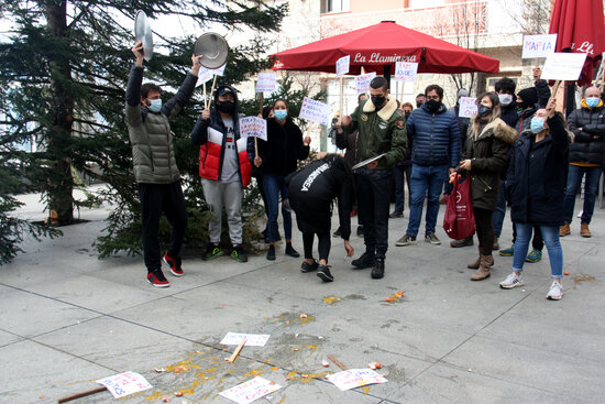 Restaurant owners and workers gathered outside the Puigcerdà town hall on December 23 to protest the new Covid-19 restrictions (by Albert Lijarcio)